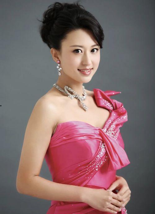 张蕾全身照片,光影交织下的美丽瞬间